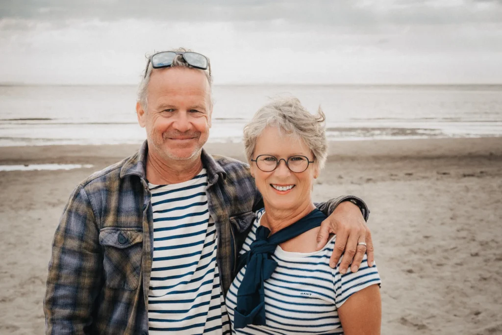 Älteres Paar mit maritimer Kleidung am Strand – liebevolles Generationenportrait