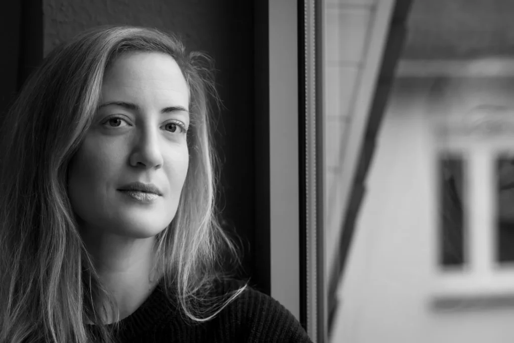 Porträt einer Frau mit glatter Haut und dunklem Hintergrund – Beauty-Retusche