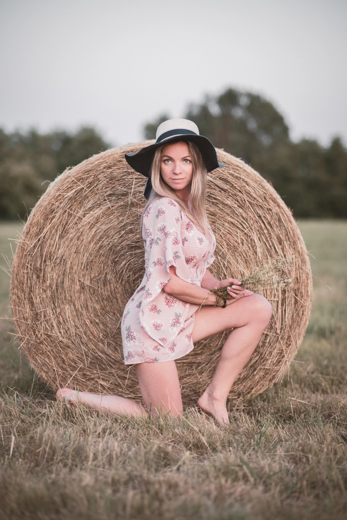 Portrait mit Model Monika am Heuballen
