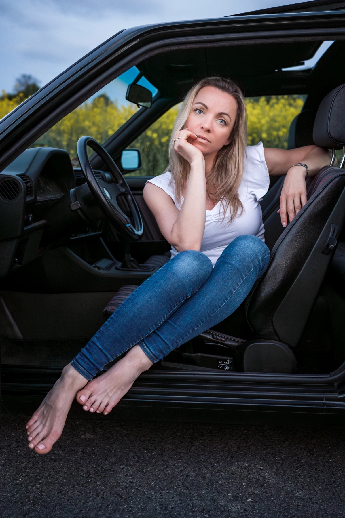 Natürliches Portrait mit Model Monika im Auto