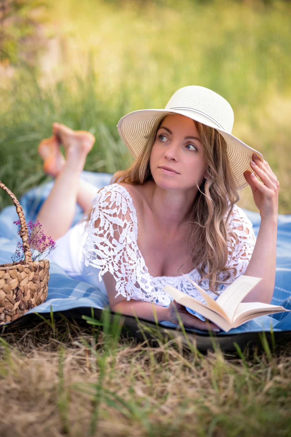 Ruhiges Outdoor-Portrait mit Model Monika und Buch