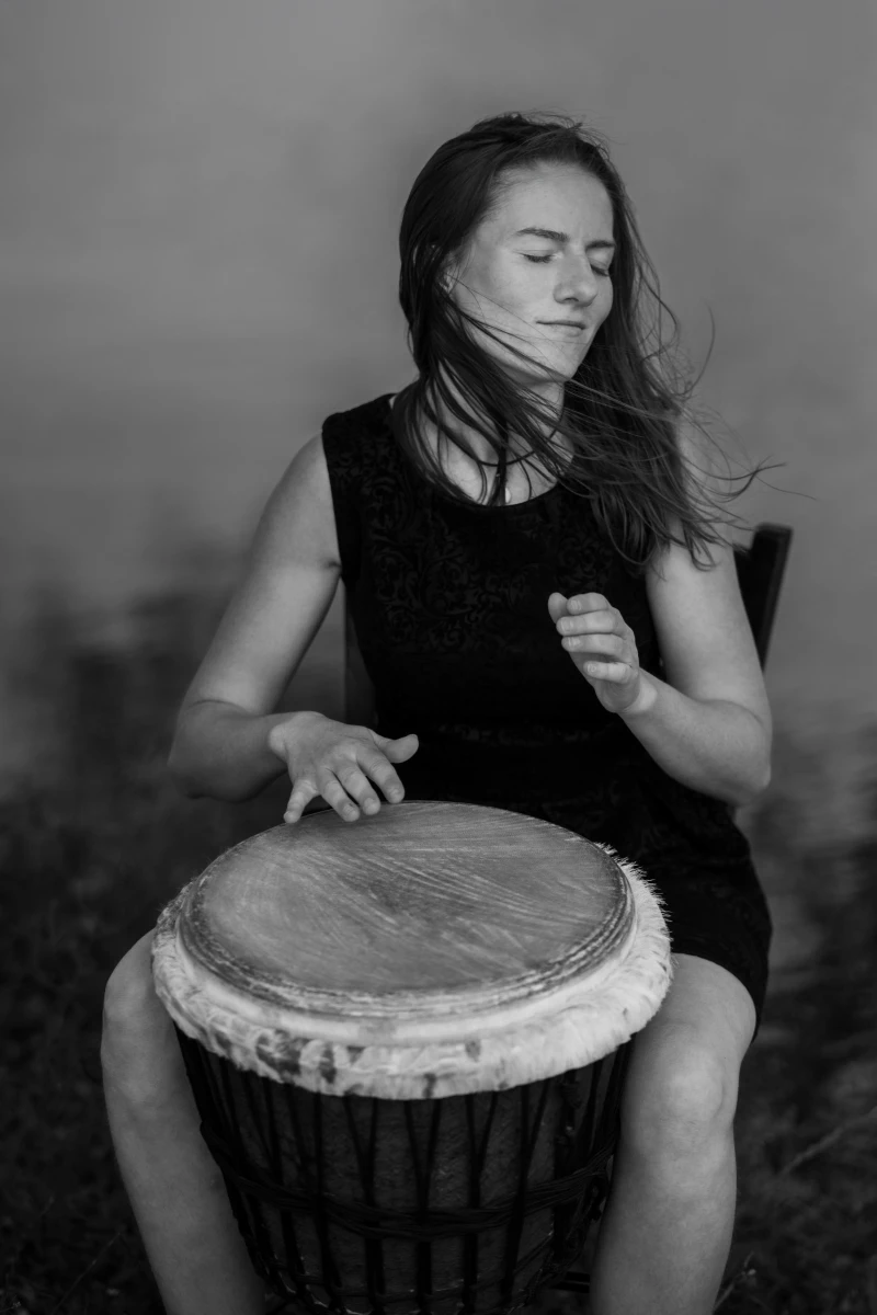 Musikerin beim Trommeln