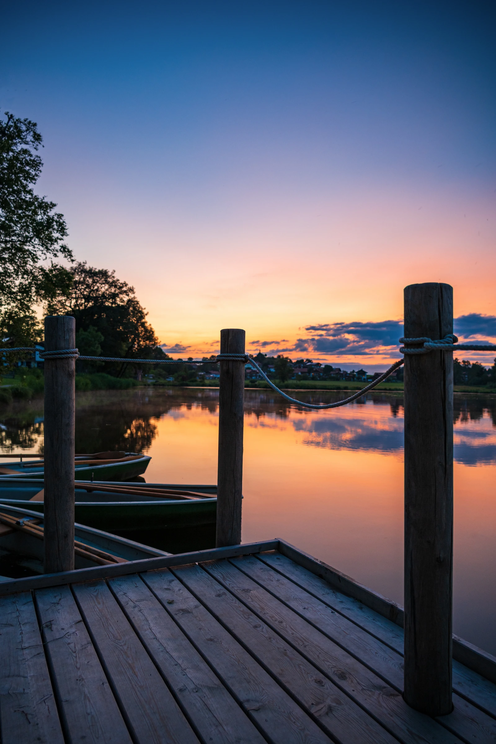 Landschaftsaufnahme am See bei farbigem Abendhimmel