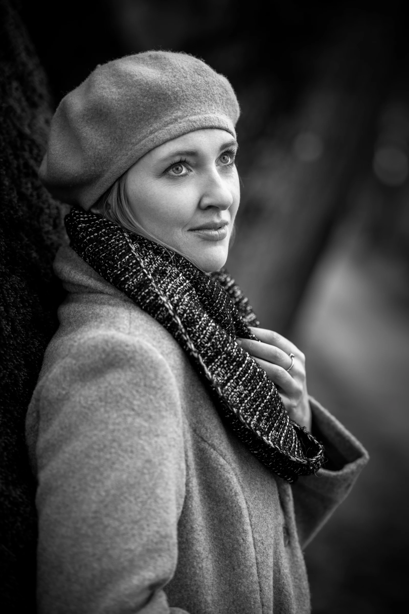 Schwarz-Weiß-Portrait einer Frau mit Mütze und Schal