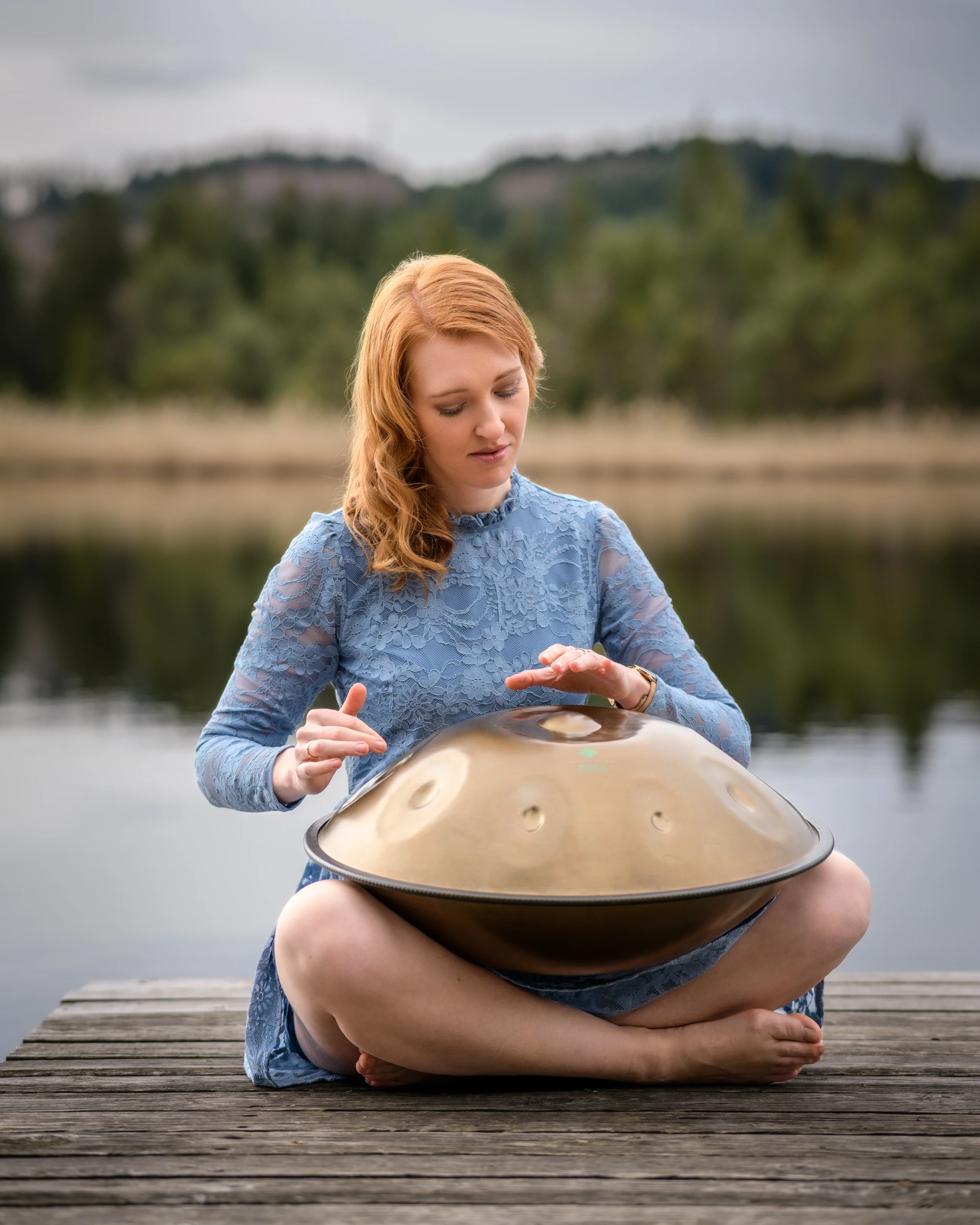 Handpan-Musikerin Lisa Kraus am See