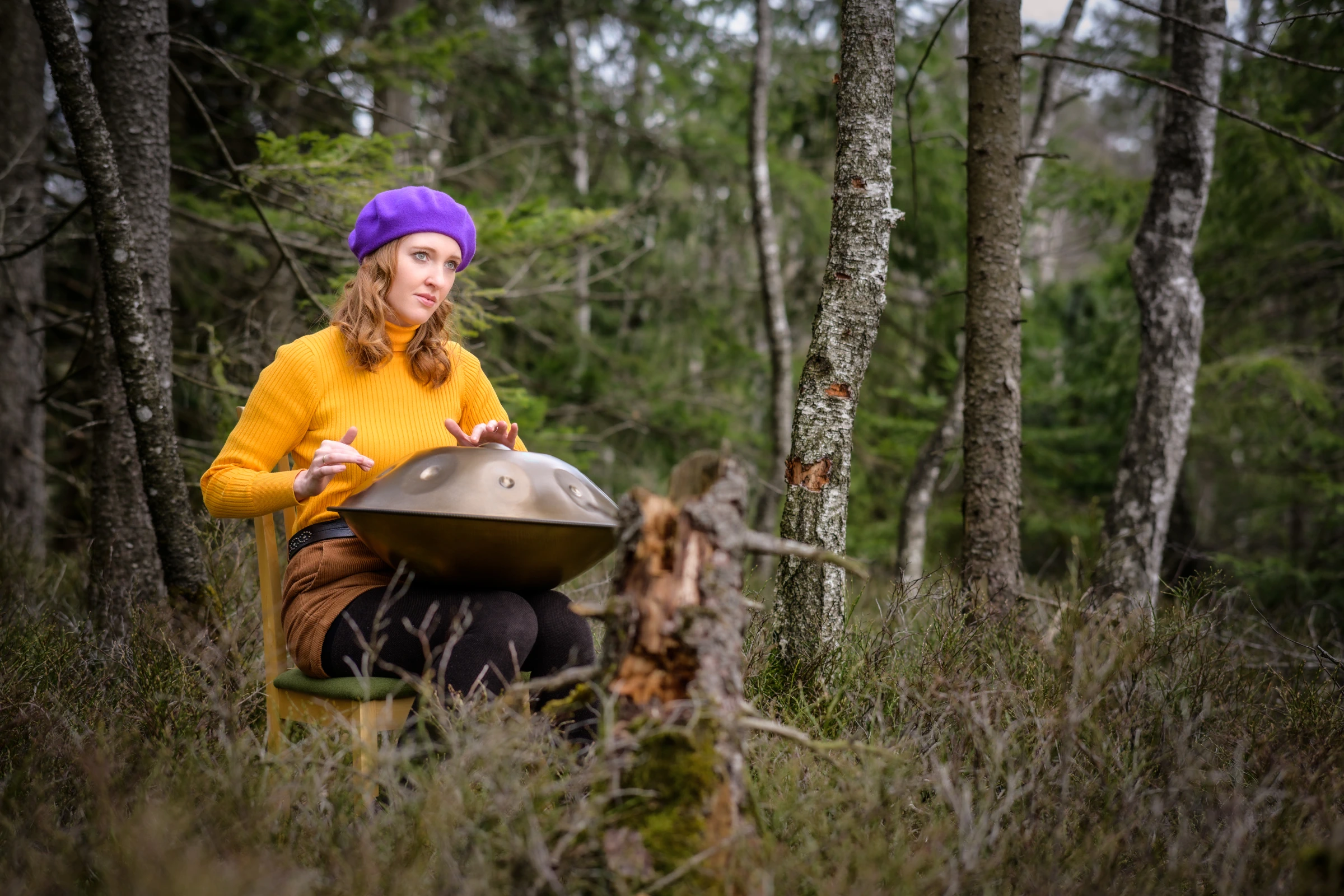 Lisa Kraus mit Handpan in einer Waldlandschaft