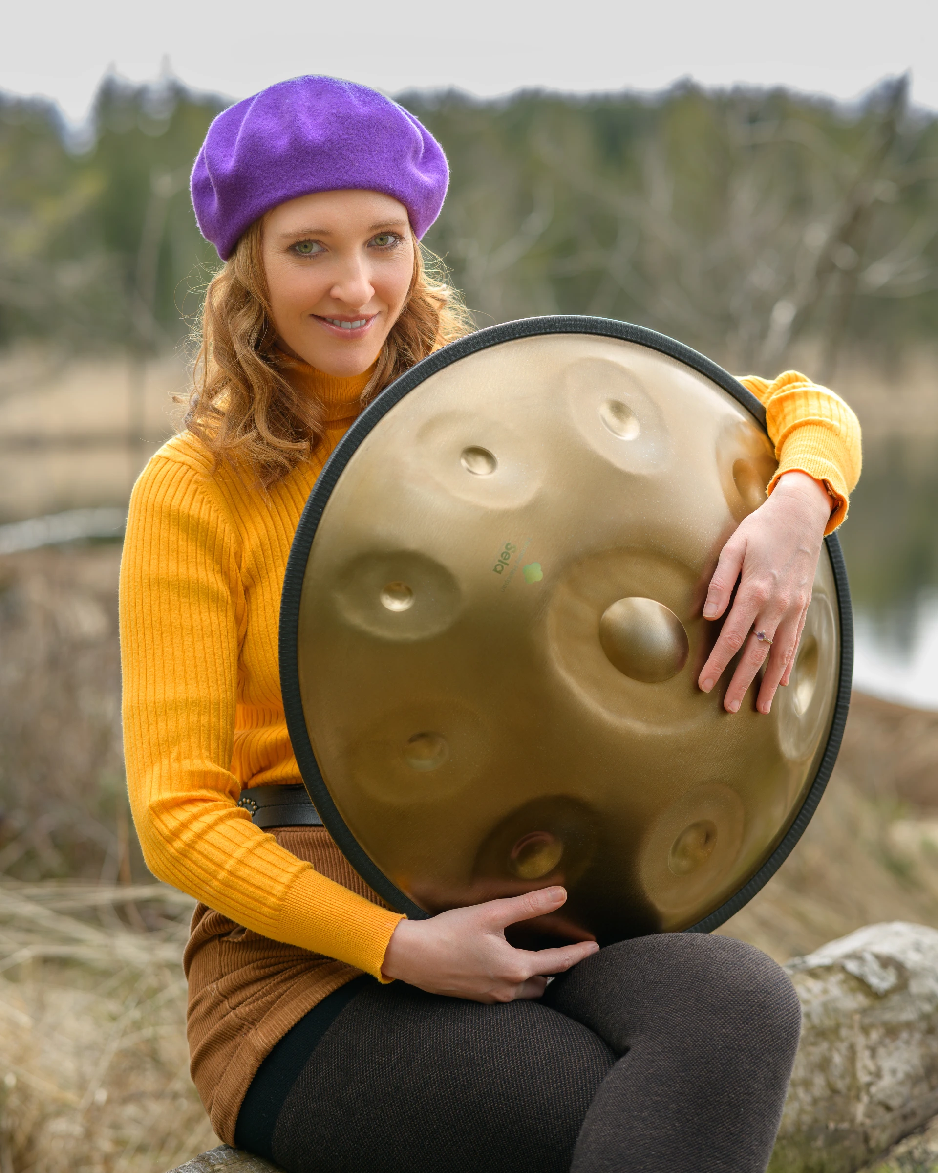 Lisa Kraus mit Handpan im Wald