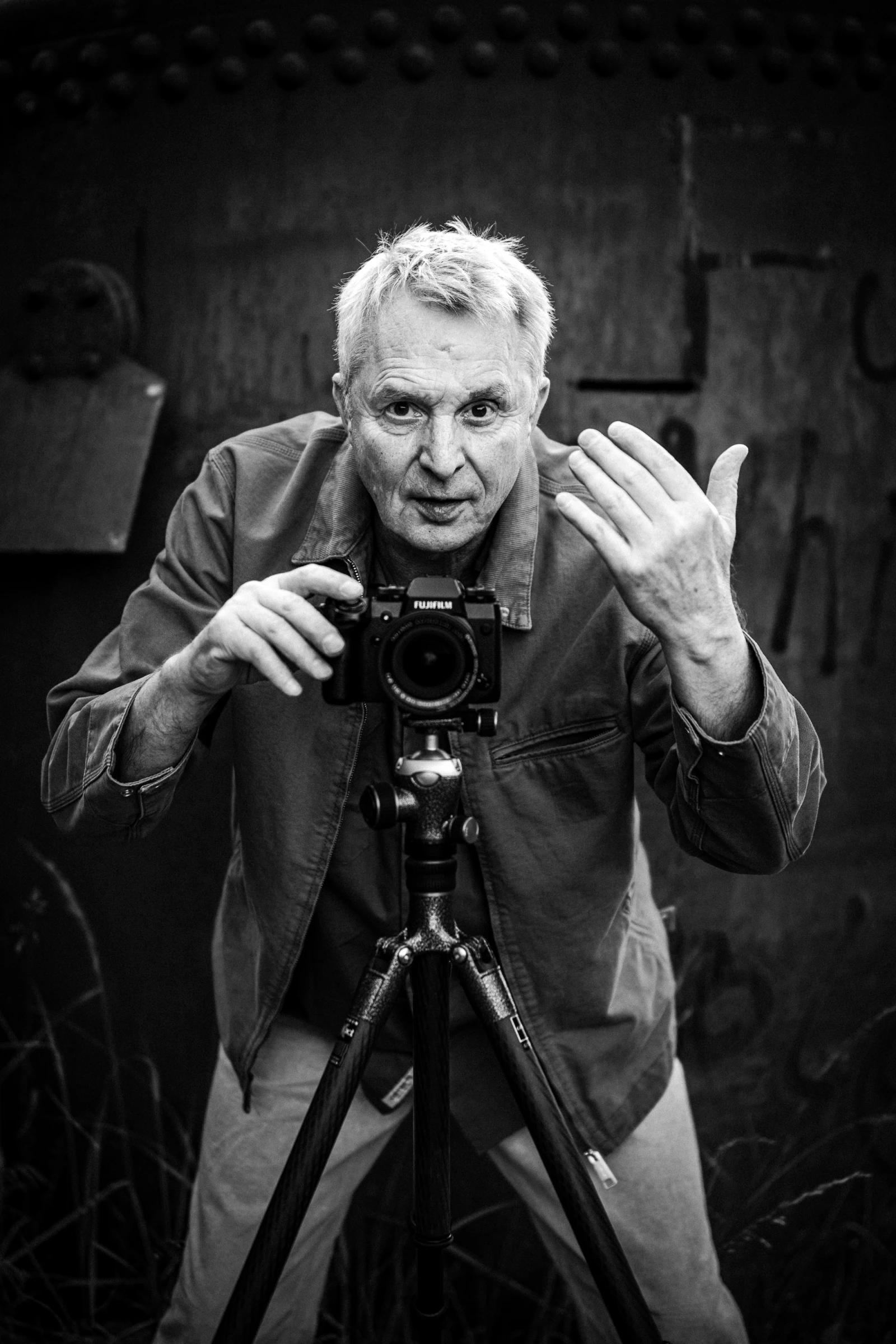 Charakterstarkes Portrait eines Fotografen in Schwarzweiß